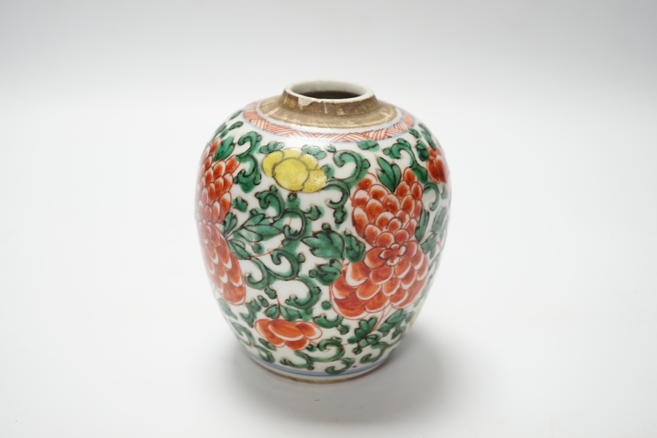 A Chinese wucai ovoid jar, Shunzhi/Kangxi period, 17th century, 11cm